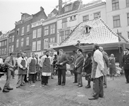 102602 Afbeelding van burgemeester H.J.L. Vonhoff op de Kalisbrug te Utrecht met de slagers die een os hebben gebraden ...